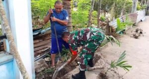Wujud Kepedulian, Babinsa Keuneukai Bantu Warga Perbaiki Pagar