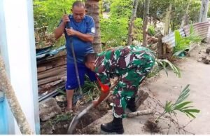Wujud Kepedulian, Babinsa Keuneukai Bantu Warga Perbaiki Pagar