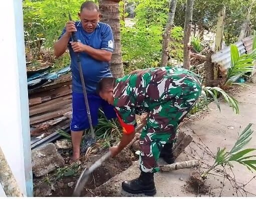 Wujud Kepedulian, Babinsa Keuneukai Bantu Warga Perbaiki Pagar