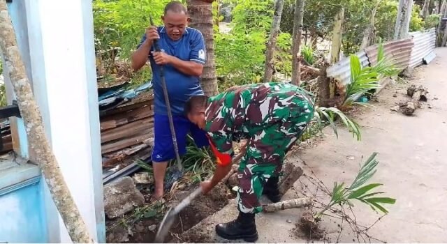 Wujud Kepedulian, Babinsa Keuneukai Bantu Warga Perbaiki Pagar