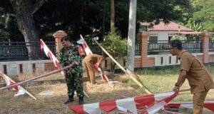 Semarakkan HUT ke-81 RI, Babinsa Balohan Ajak Warga dan Instansi Kibarkan Bendera Merah Putih