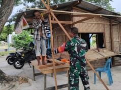 Bantu Perbaiki Warung Warga, Babinsa Iboih Tanamkan Semangat Gotong Royong