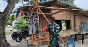 Bantu Perbaiki Warung Warga, Babinsa Iboih Tanamkan Semangat Gotong Royong