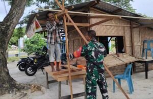 Bantu Perbaiki Warung Warga, Babinsa Iboih Tanamkan Semangat Gotong Royong
