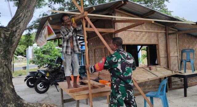 Bantu Perbaiki Warung Warga, Babinsa Iboih Tanamkan Semangat Gotong Royong