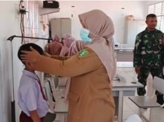 Dukung Kesehatan Pelajar, Babinsa Paya Seunara Dampingi Cek Kesehatan Gratis di SDN 19