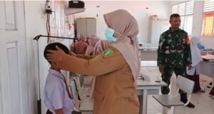 Dukung Kesehatan Pelajar, Babinsa Paya Seunara Dampingi Cek Kesehatan Gratis di SDN 19