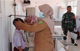 Dukung Kesehatan Pelajar, Babinsa Paya Seunara Dampingi Cek Kesehatan Gratis di SDN 19
