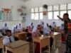 Tanamkan Cinta Tanah Air dan Akhlak Mulia, Babinsa Keuneukai Berikan Wawasan Kebangsaan di SMP 4