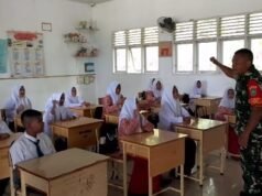 Tanamkan Cinta Tanah Air dan Akhlak Mulia, Babinsa Keuneukai Berikan Wawasan Kebangsaan di SMP 4