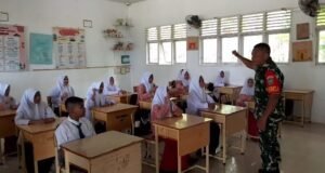 Tanamkan Cinta Tanah Air dan Akhlak Mulia, Babinsa Keuneukai Berikan Wawasan Kebangsaan di SMP 4
