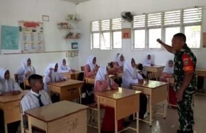 Tanamkan Cinta Tanah Air dan Akhlak Mulia, Babinsa Keuneukai Berikan Wawasan Kebangsaan di SMP 4