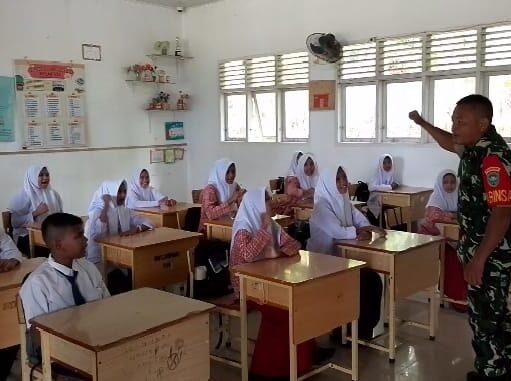 Tanamkan Cinta Tanah Air dan Akhlak Mulia, Babinsa Keuneukai Berikan Wawasan Kebangsaan di SMP 4