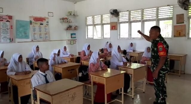 Tanamkan Cinta Tanah Air dan Akhlak Mulia, Babinsa Keuneukai Berikan Wawasan Kebangsaan di SMP 4