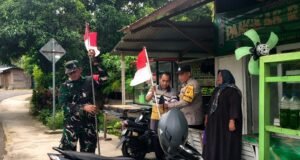 Babinsa Krueng Raya Bantu Warga Pasang Bendera Merah Putih, Semarakkan HUT ke-81 RI