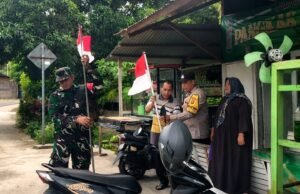 Babinsa Krueng Raya Bantu Warga Pasang Bendera Merah Putih, Semarakkan HUT ke-81 RI