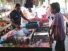 Jalin Komunikasi, Sertu Darwis Pantau Ketersediaan Bahan Pokok Warga