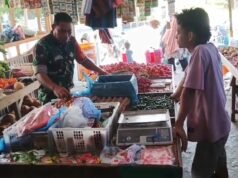 Jalin Komunikasi, Sertu Darwis Pantau Ketersediaan Bahan Pokok Warga