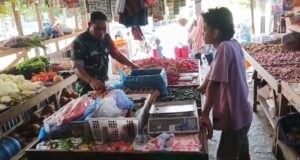 Jalin Komunikasi, Sertu Darwis Pantau Ketersediaan Bahan Pokok Warga