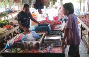 Jalin Komunikasi, Sertu Darwis Pantau Ketersediaan Bahan Pokok Warga
