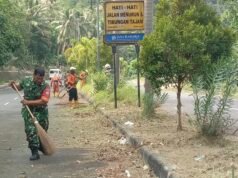Jaga Kebersihan Lingkungan, Babinsa Balohan Bersama DLHK Bersihkan Jalan