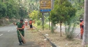 Jaga Kebersihan Lingkungan, Babinsa Balohan Bersama DLHK Bersihkan Jalan