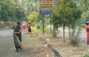 Jaga Kebersihan Lingkungan, Babinsa Balohan Bersama DLHK Bersihkan Jalan