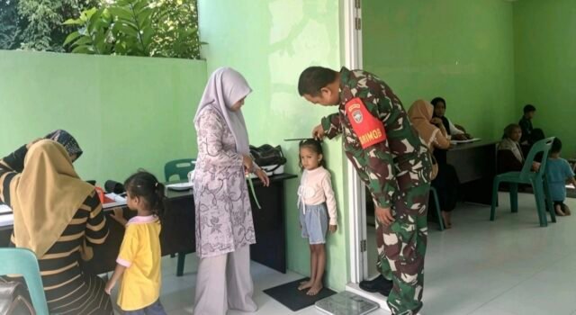 Dukung Penurunan Stunting, Babinsa Ujong Kareung Pantau Kegiatan Posyandu Balita