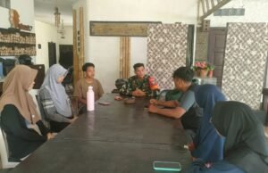 Sinergi Babinsa dan Mahasiswa KPM, Lanjutkan Program Kampung Inggris Kuta Ateuh