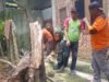 Babinsa Paya Bersama Warga dan BPD Bersihkan Kayu Tumbang di Rumah Warga Akibat Angin Kencang