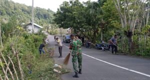 Jaga Kenyamanan Pengguna Jalan, Babinsa dan Warga Bersihkan Bahu Jalan