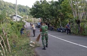 Jaga Kenyamanan Pengguna Jalan, Babinsa dan Warga Bersihkan Bahu Jalan