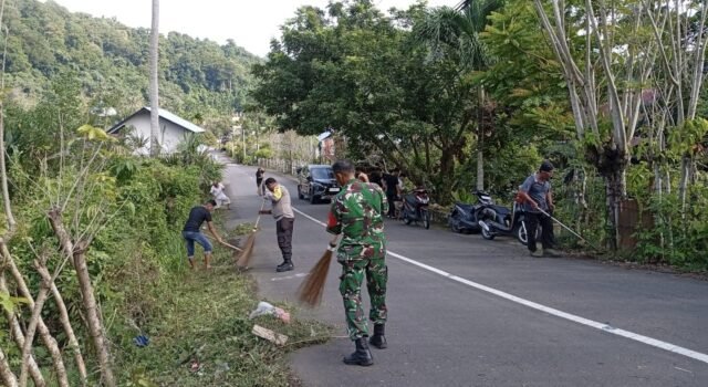 Jaga Kenyamanan Pengguna Jalan, Babinsa dan Warga Bersihkan Bahu Jalan