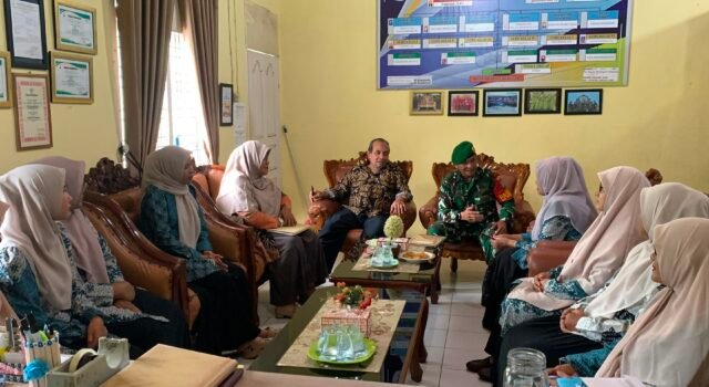 Babinsa Kuta Ateuh Hadir di SDN 6, Pastikan Layanan Pendidikan Semakin Baik