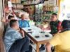 Santai di Warung Kopi, Babinsa Kuta Barat Eratkan Silaturahmi dan Pantau Situasi Wilayah