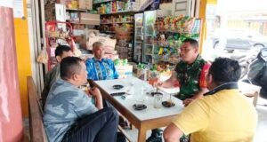 Santai di Warung Kopi, Babinsa Kuta Barat Eratkan Silaturahmi dan Pantau Situasi Wilayah