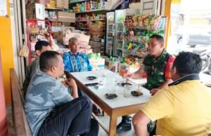 Santai di Warung Kopi, Babinsa Kuta Barat Eratkan Silaturahmi dan Pantau Situasi Wilayah