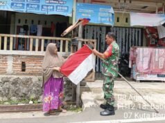 Semarak HUT ke-81 RI, Babinsa Kuta Barat Turun Langsung Bantu Warga Pasang Bendera Merah Putih