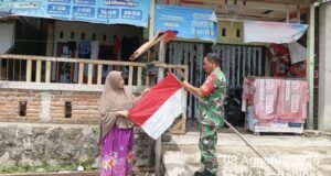 Semarak HUT ke-81 RI, Babinsa Kuta Barat Turun Langsung Bantu Warga Pasang Bendera Merah Putih