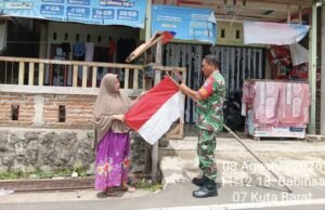 Semarak HUT ke-81 RI, Babinsa Kuta Barat Turun Langsung Bantu Warga Pasang Bendera Merah Putih