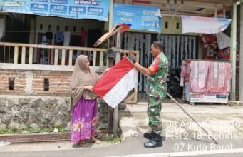 Semarak HUT ke-81 RI, Babinsa Kuta Barat Turun Langsung Bantu Warga Pasang Bendera Merah Putih