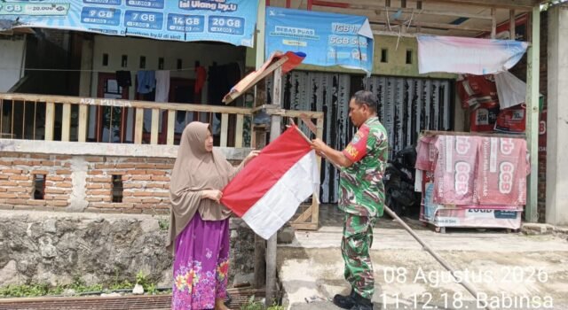 Semarak HUT ke-81 RI, Babinsa Kuta Barat Turun Langsung Bantu Warga Pasang Bendera Merah Putih