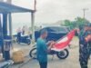Merah Putih Hiasi Krueng Raya, Babinsa Bantu Warga Pasang Bendera Sambut HUT RI