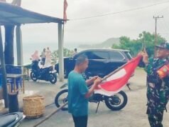 Merah Putih Hiasi Krueng Raya, Babinsa Bantu Warga Pasang Bendera Sambut HUT RI