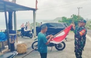 Merah Putih Hiasi Krueng Raya, Babinsa Bantu Warga Pasang Bendera Sambut HUT RI