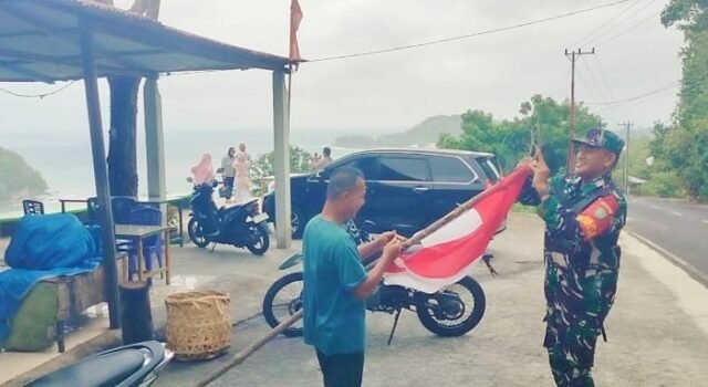 Merah Putih Hiasi Krueng Raya, Babinsa Bantu Warga Pasang Bendera Sambut HUT RI