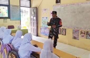 Bekali Generasi Penerus Bangsa, Babinsa Sertu Hendra Gelorakan Semangat Kebangsaan di Kalangan Pelajar