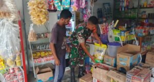 Pantau Kebutuhan Pokok, Babinsa Jaboi Jaga Stabilitas Pasokan di Wilayah