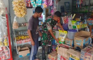 Pantau Kebutuhan Pokok, Babinsa Jaboi Jaga Stabilitas Pasokan di Wilayah