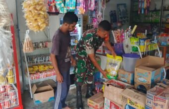 Pantau Kebutuhan Pokok, Babinsa Jaboi Jaga Stabilitas Pasokan di Wilayah